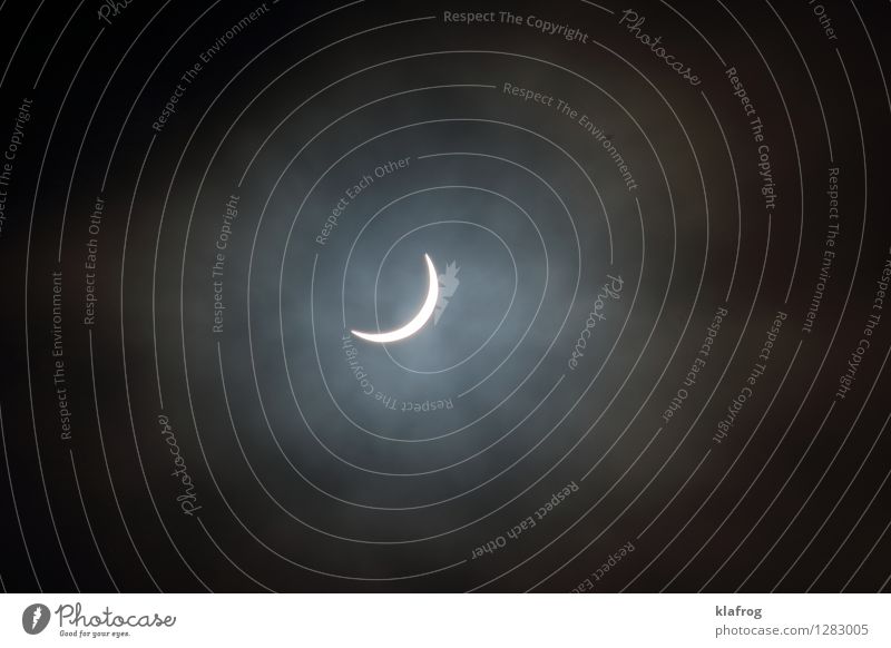 Versteckspiel der Gestirne v3 Luft Wassertropfen Himmel Wolken Sonne Sonnenfinsternis Mond Wetter schlechtes Wetter Nebel Zeichen groß grau schwarz Stimmung