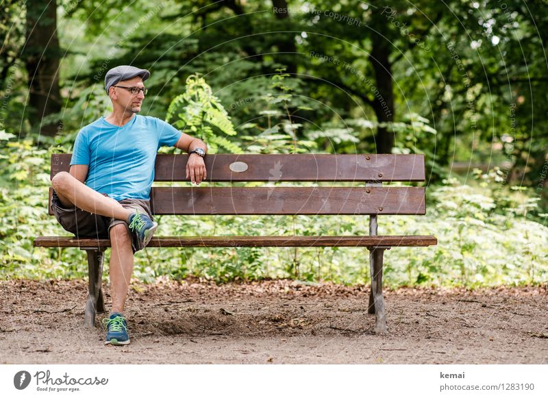 0815 AST | Warteraum Lifestyle Mensch maskulin Mann Erwachsene Leben Hand Beine 45-60 Jahre Umwelt Natur Pflanze Sommer Schönes Wetter Baum Sträucher Wald