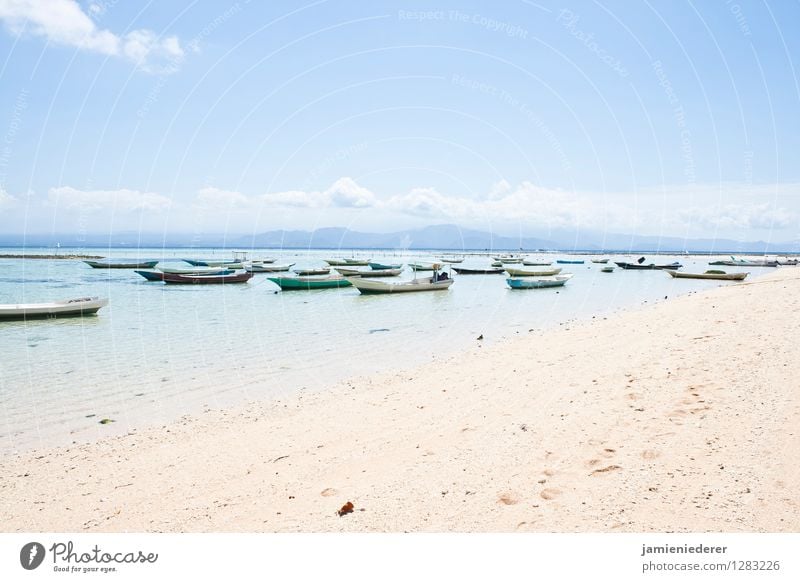 Fischerboote auf Nusa Lembongan Natur Landschaft Sand Wasser Himmel Wolken Sommer Schönes Wetter Insel Nusa Lembonganisch Asien Fischerdorf schön Gelassenheit