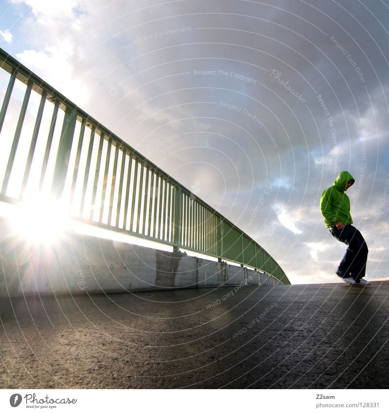 neben der spur Spuren Seite Beton springen rückwärts Wolkenhimmel grün Jacke Jugendliche verrückt Mann maskulin Licht Regenjacke Mensch Wasser Straße aufkommen