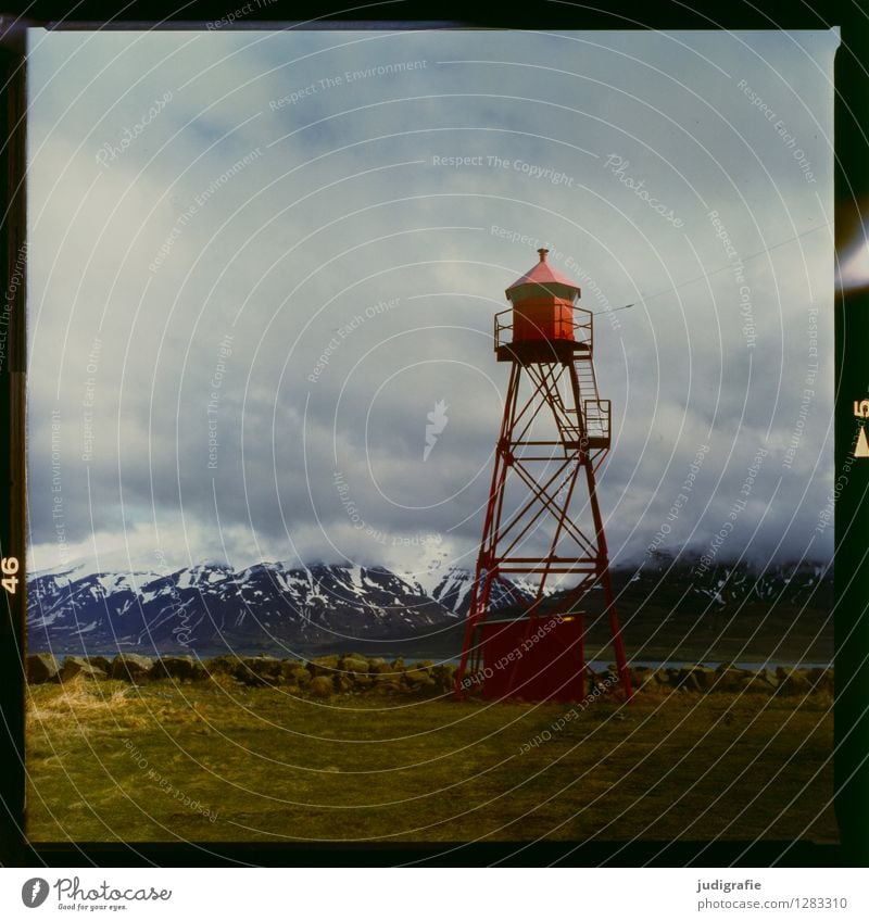 Island Umwelt Natur Landschaft Himmel Wolken Klima Berge u. Gebirge Schneebedeckte Gipfel Küste Fjord Fischerdorf Hafen Turm Leuchtturm Schifffahrt kalt