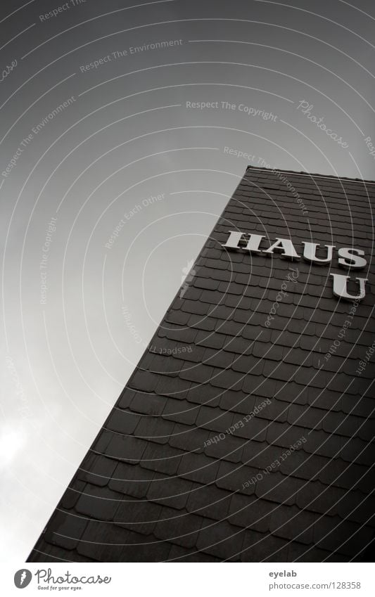 Haus U Buchstaben Wort Typographie Gebäude Dachziegel grau Wolken schwarz Froschperspektive aufschauend Suche finden schlechtes Wetter Herbst Muster