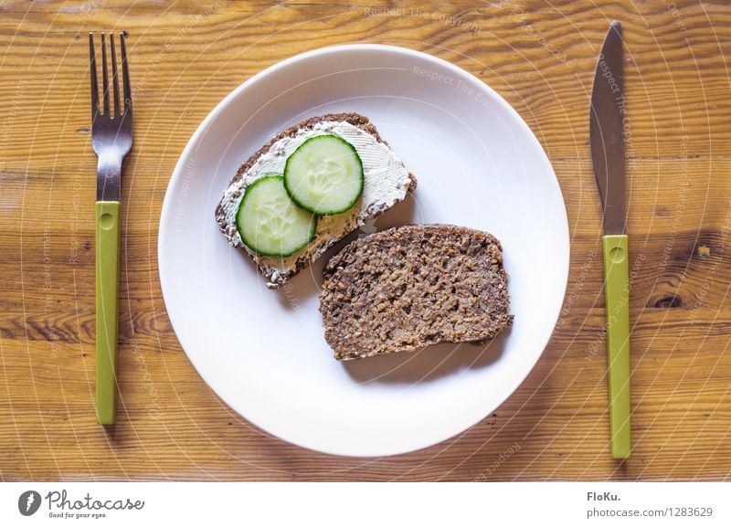 Frühstücksstulle Lebensmittel Milcherzeugnisse Gemüse Teigwaren Backwaren Ernährung Vegetarische Ernährung Diät Geschirr Teller Besteck Messer Gabel Holz frisch