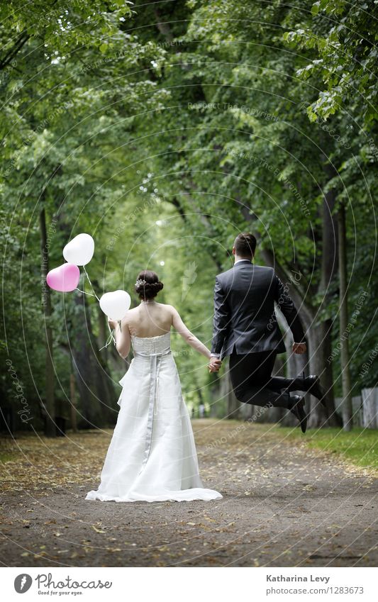 . Freude Glück Spaziergang Hochzeit Junge Frau Jugendliche Junger Mann Paar Partner Leben 2 Mensch 18-30 Jahre Erwachsene Landschaft Baum Park Allee festhalten