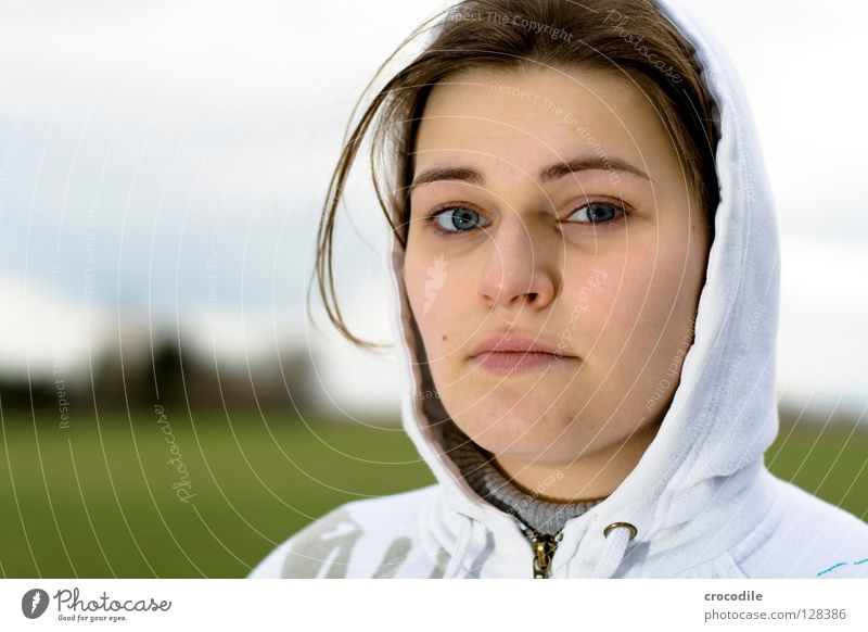 Blue eyes Frau Porträt Lippen Haarsträhne kalt Gras schön Gesicht Auge Nase Mund Haare & Frisuren schaun blick. kapuze daußen Natur