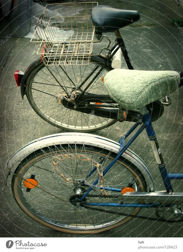 aus 2 mach' eins Fahrrad Verkehrsmittel Rost alt kaputt Nostalgie Müll Schrott veraltet unbrauchbar verfallen klapprig Fahrradsattel Rad gepäckträger