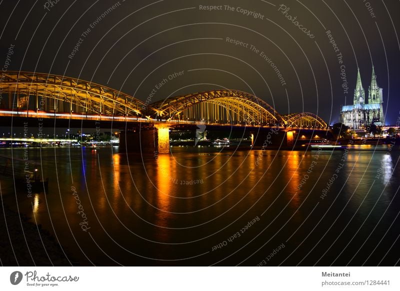 Hohenzollernbrücke Köln Deutschland Europa Stadt Skyline Dom Brücke Sehenswürdigkeit Wahrzeichen Bahnfahren Schienenverkehr Eisenbahn S-Bahn leuchten Farbfoto