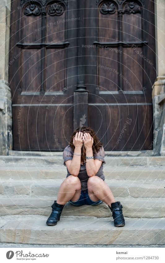 0815 AST | Stille Verzweiflung Lifestyle Mensch feminin Frau Erwachsene Leben 30-45 Jahre 45-60 Jahre Kirche Treppe Tür T-Shirt brünett langhaarig Erholung