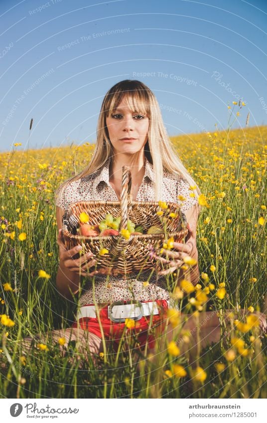 Obstkorb in der Blumenwiese Lebensmittel Frucht Ernährung Freude Haare & Frisuren Gesundheit Gesunde Ernährung Sommer Sonne Muttertag Mensch feminin Junge Frau