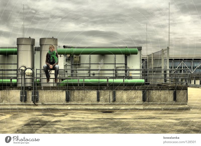 ich warte gerne Fabrik HDR Unwetter Dach leer Physik Industrie Langeweile Frau warten sitzen kesselhaus Himmel Regen parkplazt Wärme Heizkörper Röhren