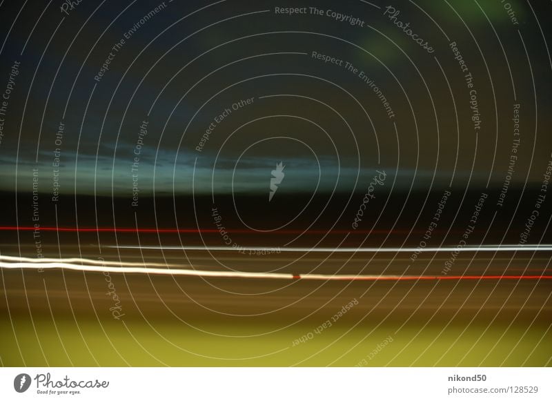 unterwegs Nacht dunkel Licht Schwanz Haus Wolken Geschwindigkeit Linie Strahlung Eisenbahn Fenster Schnellzug fahren S-Bahn Straßenbahn durchsichtig vergangen