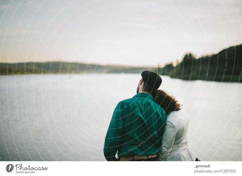 Wir zwei Mensch maskulin feminin Junge Frau Jugendliche Junger Mann Erwachsene Paar Leben 2 Glück Liebe Romantik See grün Farbfoto Außenaufnahme