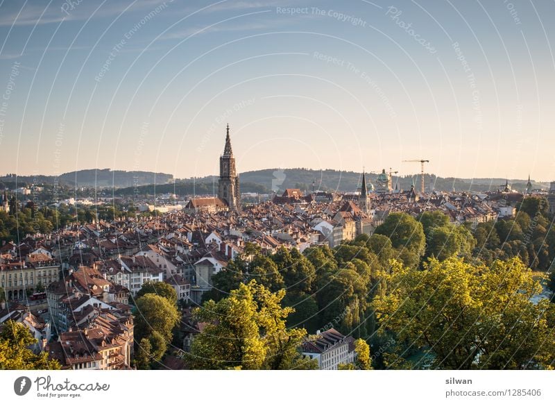 Bern Bern Bern Bern ... Schweiz Europa Hauptstadt Stadtrand Altstadt Skyline Kirche Dom Münster Bern Bekanntheit eckig glänzend retro blau braun gelb ruhig