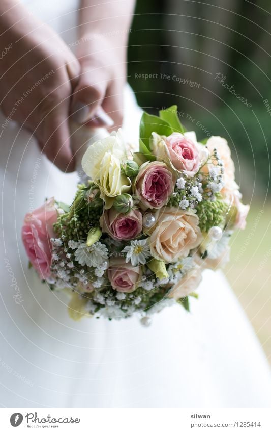 Brautstrauss Hochzeit Hand Rose Rosenstrauss Blumenstrauß Blühend ästhetisch schön einzigartig Wärme gelb violett weiß Vorfreude Duft elegant Leidenschaft