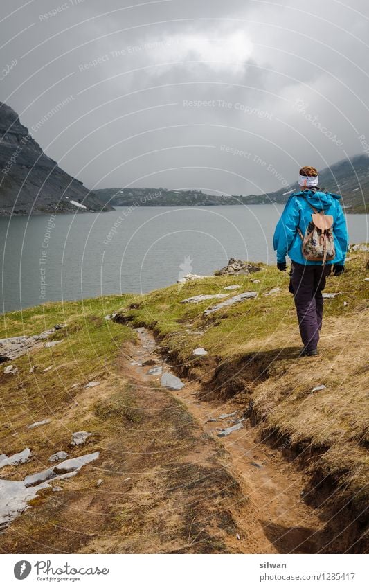 dem See entgegen Freizeit & Hobby Ferien & Urlaub & Reisen Ferne Sommer wandern feminin Junge Frau Jugendliche 1 Mensch 30-45 Jahre Erwachsene Wolken