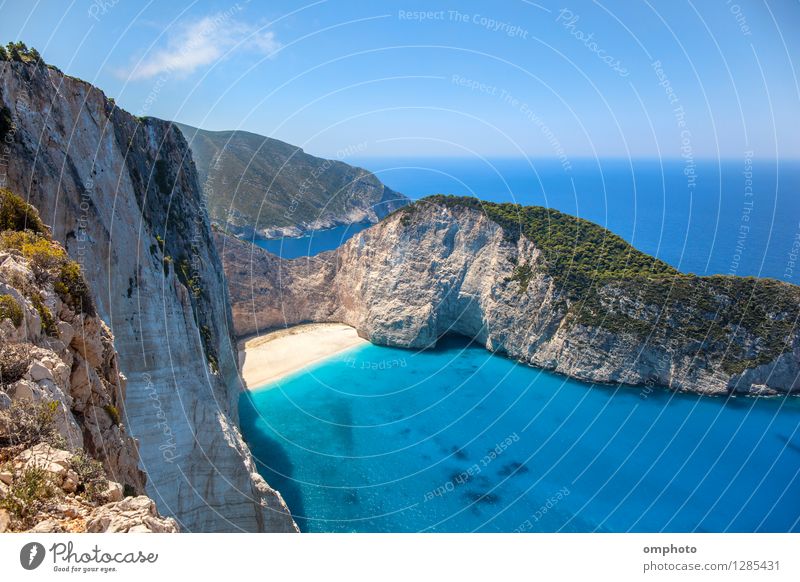 Verlassener sonniger Strand in einer Meeresbucht. Panorama-Meereslandschaft von hoher Position eines schönen Küstenortes mit tiefblauem Meerwasser, Sonnenlicht und weitem blauen Himmel.