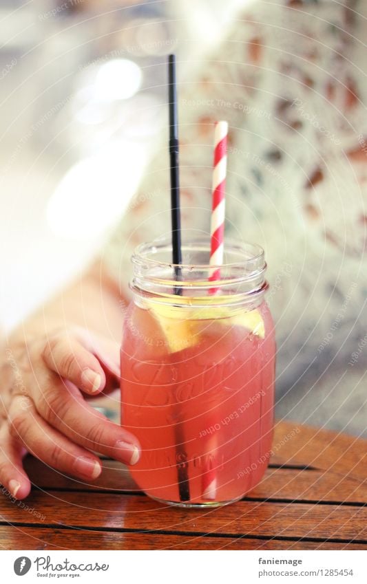 homemade iced tea Lifestyle Gesundheit Gesunde Ernährung Wellness Zufriedenheit Sinnesorgane Erholung Ferien & Urlaub & Reisen Hand Finger trinken Erfrischung