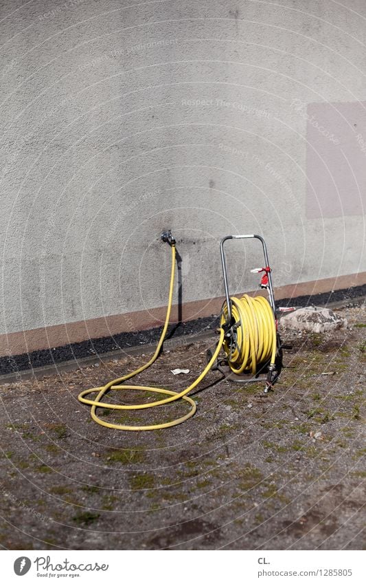 schlauch Sommer Klima Klimawandel Wetter Wärme Wiese Mauer Wand Schlauch trist gelb grau Dürre Farbfoto Außenaufnahme Menschenleer Textfreiraum oben Tag