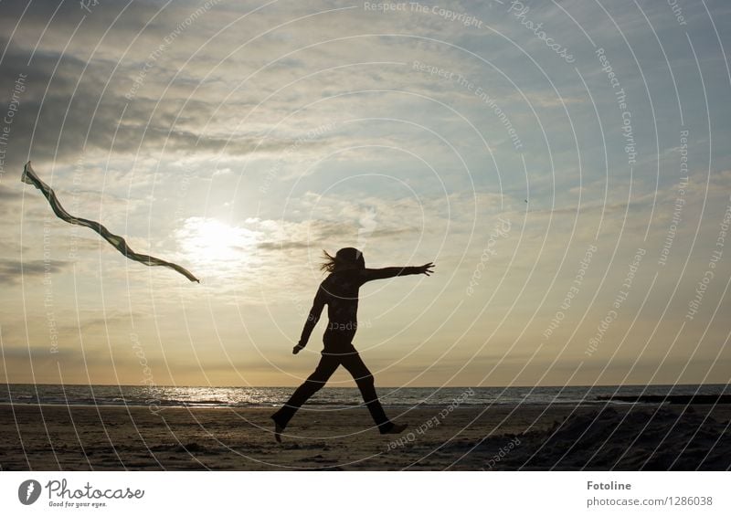 Taff Mensch feminin Kind Mädchen Kindheit 1 Umwelt Natur Landschaft Himmel Wolken Sommer Küste Strand Nordsee Meer laufen maritim natürlich Tuch Farbfoto