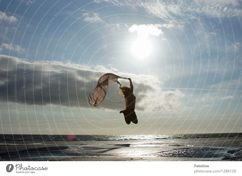 Ich fliege! Umwelt Natur Landschaft Himmel Wolken Sommer Küste Strand Nordsee Meer hell maritim nass natürlich Wärme feminin springen Tuch Ebbe Freude