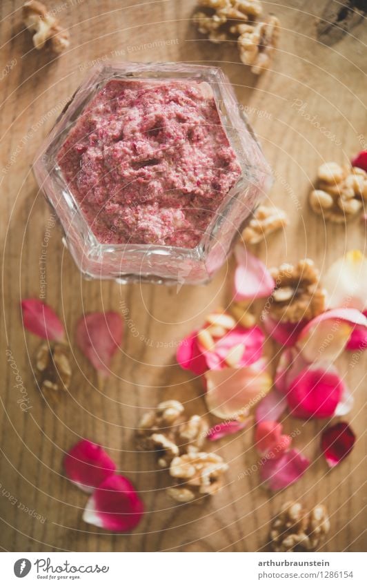 Rosenblütenpesto Lebensmittel Frucht Pesto Walnuss Holzbrett Schneidebrett Ernährung Frühstück Mittagessen Abendessen Büffet Brunch Bioprodukte