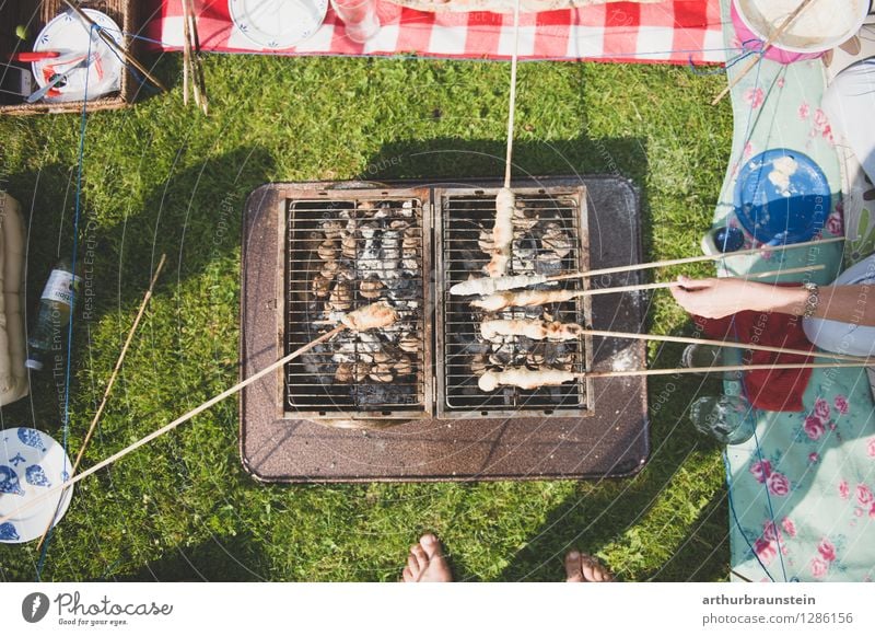 Steckerlgrillen im Garten Lebensmittel Fleisch Wurstwaren Salat Salatbeilage Teigwaren Backwaren Brot Ernährung Getränk Geschirr Teller Besteck Messer Gabel