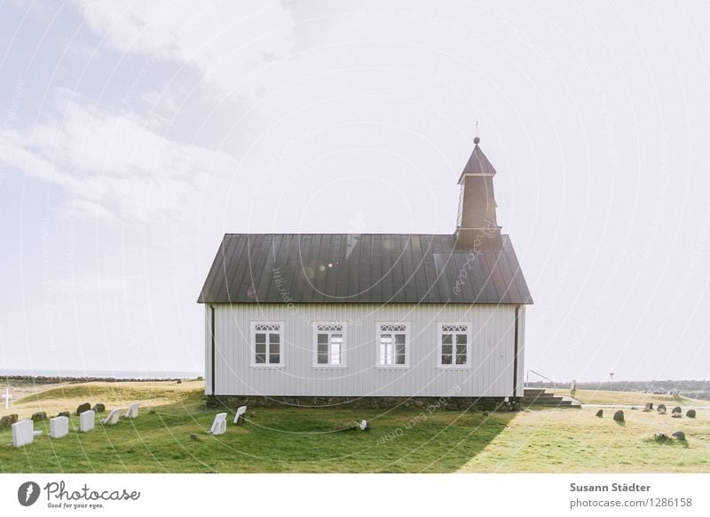 strandarkirkja Dorf Menschenleer Kirche historisch Einsamkeit Friedhof Island Wiese Heiligenschein Sonnenlicht Wolkenhimmel Fenster Gebäude Kirchturm klein Ende