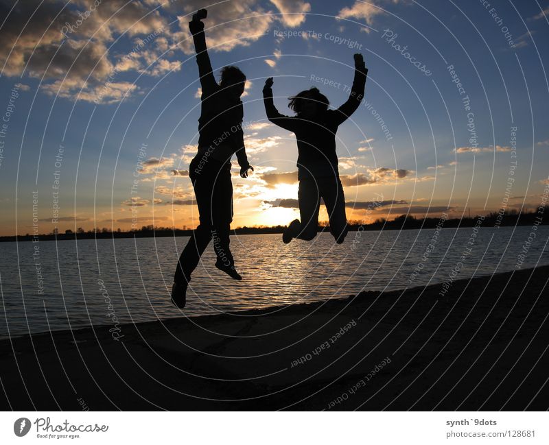 Jump! See Sonnenuntergang hüpfen springen Wolken Freude Wasser Himmel Mensch Abenddämmerung