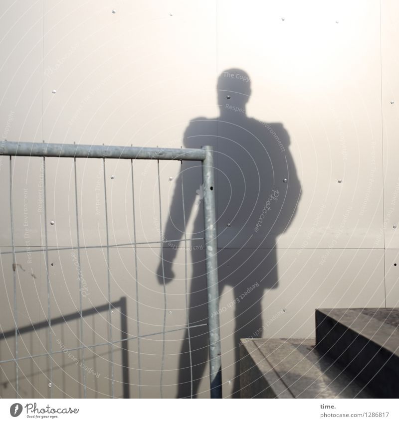 Schatten der Vergangenheit Baustelle Handwerk Kunst Kunstwerk Skulptur Sockel Berlin Mauer Wand Treppe Bauzaun Gitter stehen historisch Coolness Macht Nostalgie