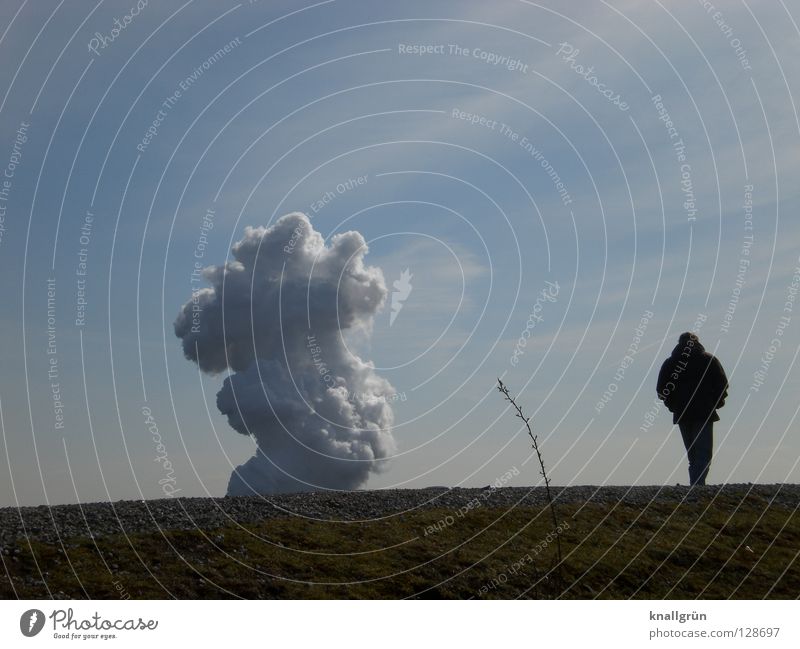 Sonntags allein Halde Rauch Wasserdampf Wolken Mann Einsamkeit gehen grün weiß Wiese Gras Pflanze Stengel Himmel Berge u. Gebirge Industriefotografie