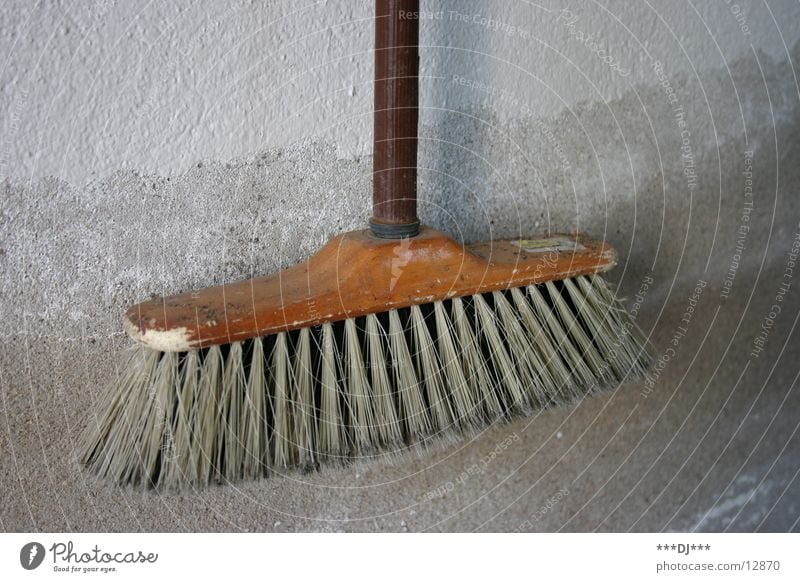 Der Zauberbesen Kehren saugen Wischen Reinigen Besen Wand Putz Staub Häusliches Leben Stengel dreckig