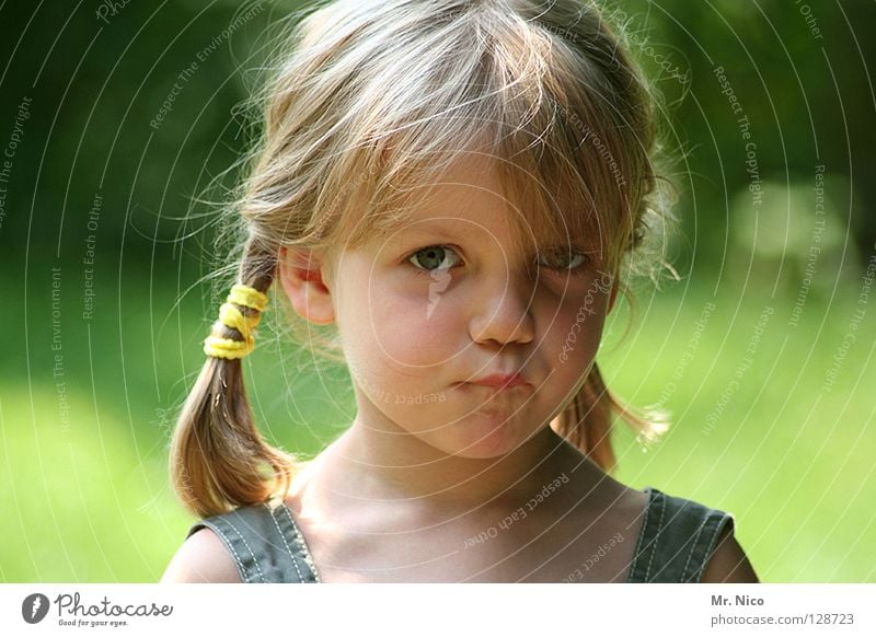 Ute Schnute Mädchen schön blond langhaarig niedlich Gesichtsausdruck Zopf unschuldig grün Träger zerzaust Blick schmollen Schmollmund beleidigt Kind Gefühle