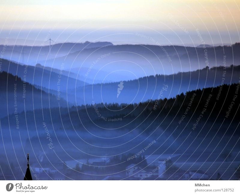 Blauer Dunst Dorf Kirchturm Kirchturmspitze Turmspitze Licht Schall Kirchenglocke Glocke Nebel Baum Sträucher Nebelbank dunkel weiß Morgennebel Durchblick Tau