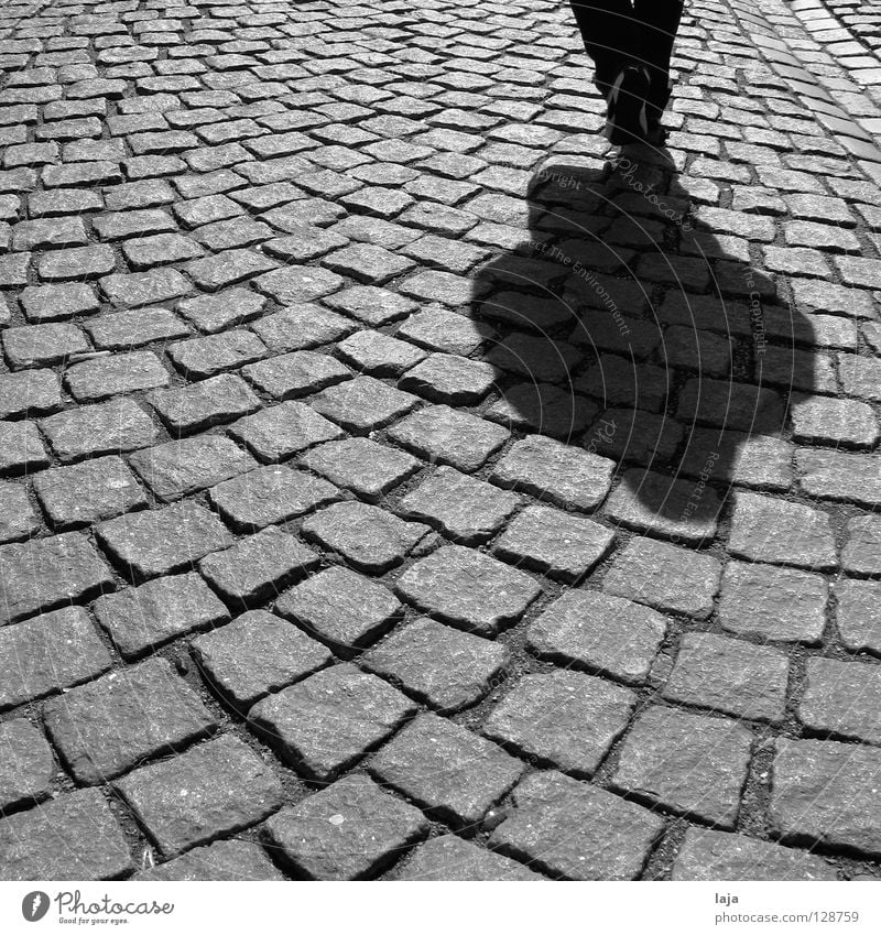 Hartes Pflaster Kopfsteinpflaster Mensch Schuhe laufen Schatten Stein Straße Schwarzweißfoto Marburg Spaziergang historisch Verkehrswege Konstrast Stadtbummel