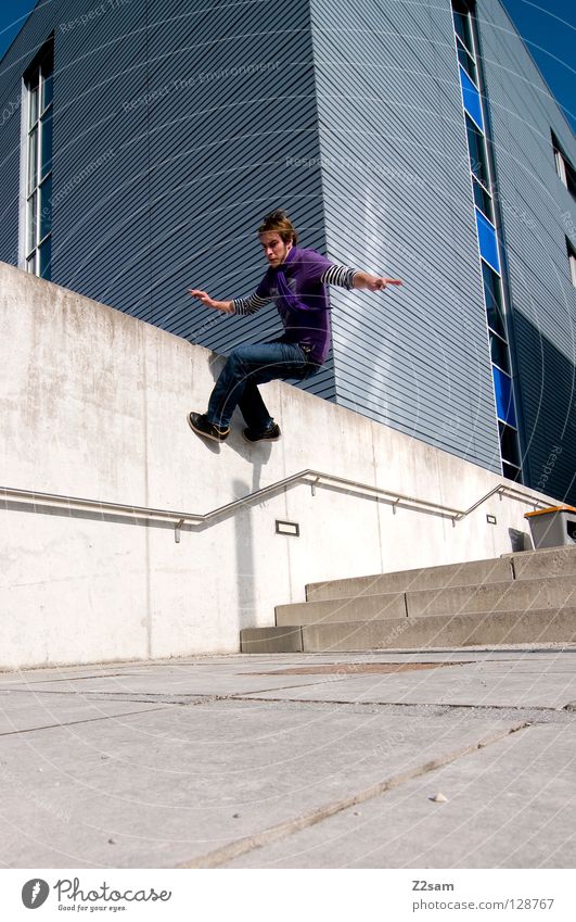 wallride gehen Wand violett Zufriedenheit Geschwindigkeit Licht Schwerkraft Mann maskulin Stil lässig Mauer Wallride Mensch laufen Jeanshose Treppe blau