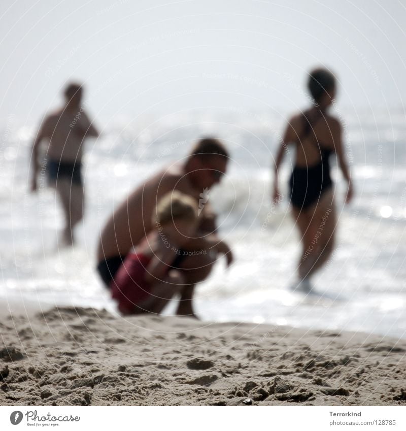 muschel.urlaub Strand Meer Wellen Ebbe Sandkorn Mann Frau Badehose Badeanzug kleben hängen nass feucht Fußspur gehen fixieren Tier Meeresfrüchte Blick Rüschen