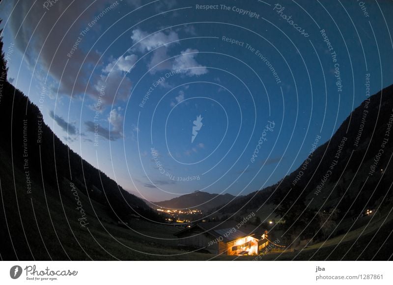 Abenddämmerung ruhig Sommer Berge u. Gebirge Haus Landschaft Urelemente Himmel Nachthimmel Stern Schönes Wetter Saanenland Schweiz drehen Dämmerung Tal Wolken