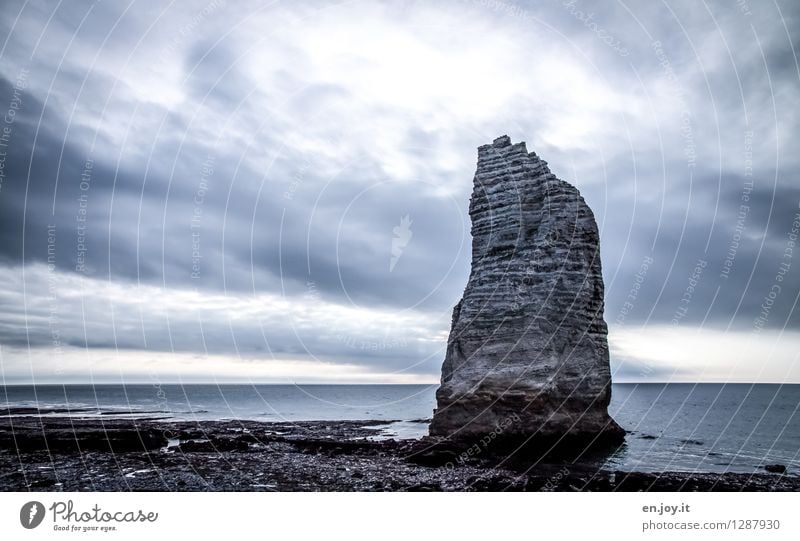 Der Fels Ferien & Urlaub & Reisen Abenteuer Ferne Freiheit Sommerurlaub Meer Umwelt Natur Landschaft Himmel Wolken Gewitterwolken Horizont Klima Unwetter Felsen