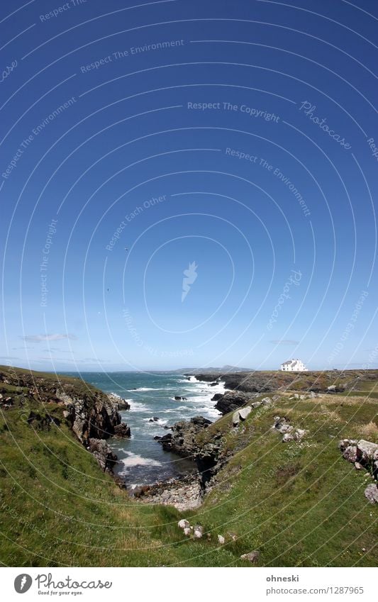 Haus am Meer Landschaft Schönes Wetter Hügel Felsen Wellen Küste Bucht Anglesey Wales Unendlichkeit wild blau Ferien & Urlaub & Reisen Freiheit ruhig Ferne