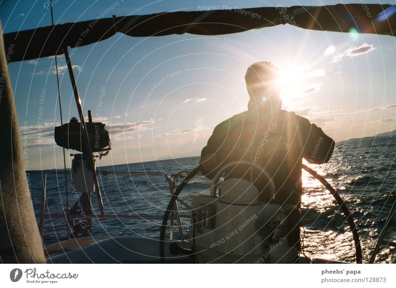 um die welt Meer See Sportboot Gegenlicht Wolken gelb Pastellton Wellen Wasserfahrzeug Jacht Mensch blau Sonne Beleuchtung glänzend