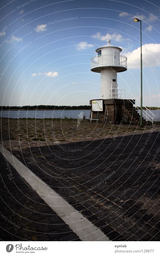 Selbstleuchtende Immobilie mit Illuminationshilfe (2) Leuchtturm Küste Lampe Laterne Wolken Platz Streifen Teer Parkplatz Ferne See Meer Elektrizität Aussicht