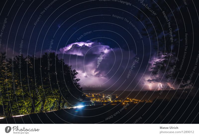 Gewitter über der Stadt Umwelt Wolken Gewitterwolken Nachthimmel Stern Horizont Wetter schlechtes Wetter Unwetter Blitze Baum Hügel Dorf Kleinstadt Fahrzeug