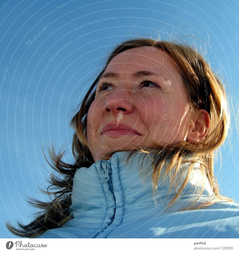 Was Frauen wollen I träumen blond grinsen Verschmitzt Sonntag Mensch Leben Freude lachen Gesicht Himmel blau Blick Denken Gefühle