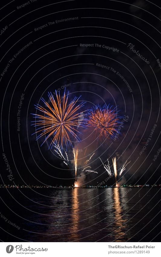 Feuerwerk 1 Kunst Theaterschauspiel blau mehrfarbig grau orange rot schwarz weiß Knall laut Farbstoff Spektakel fest Feste & Feiern See Reflexion & Spiegelung