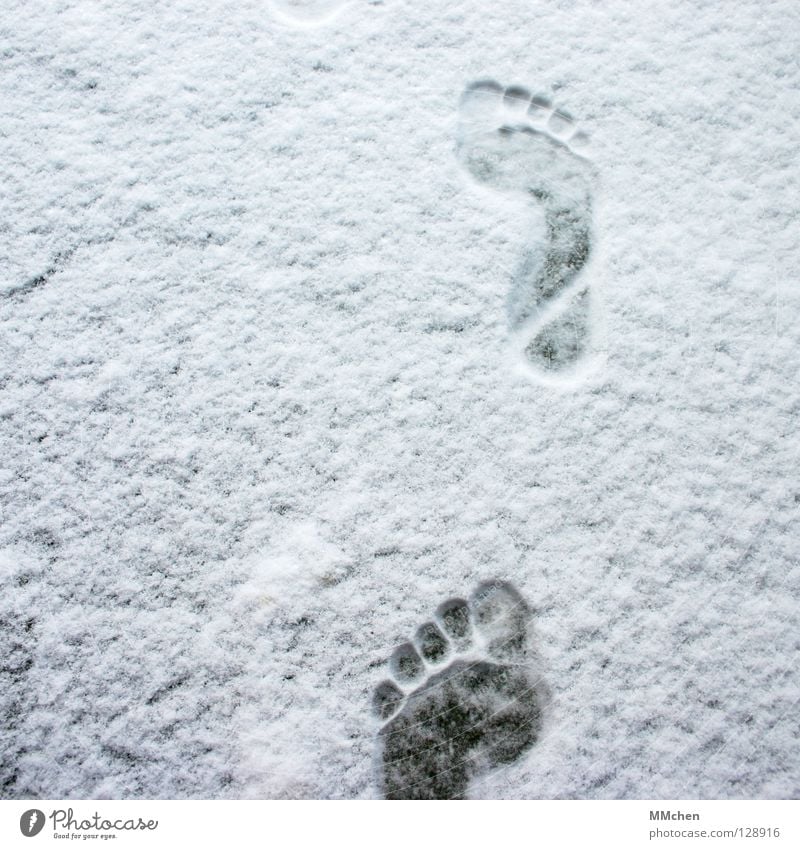 Vorwärts Fußspur Barfuß kalt frieren entkleiden vorwärts marschieren wandern verfolgen Winter weiß schießen Eindruck Fährte unterwegs Armut Zehen 5 10 15 20