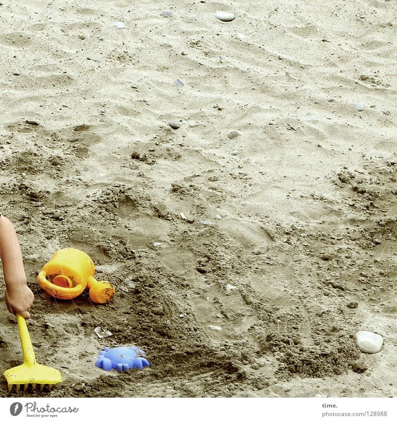 Am Anfang war das Förmchen (I) Harke Kannen Spielzeug Hand Sandspielzeug gelb Spielen Ferien & Urlaub & Reisen Freizeit & Hobby Einsamkeit Graben Spielfeld