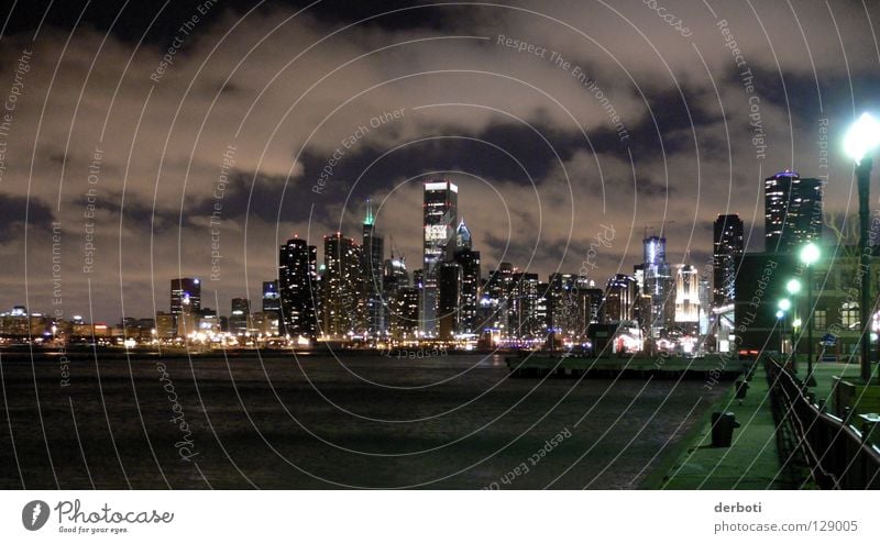 Cloudy Chicago Skyline Stadt Hochhaus Wolken Nacht Straßenbeleuchtung See USA Himmel night clouds Navy Pier Hafen harbor dark dunkel street light lake