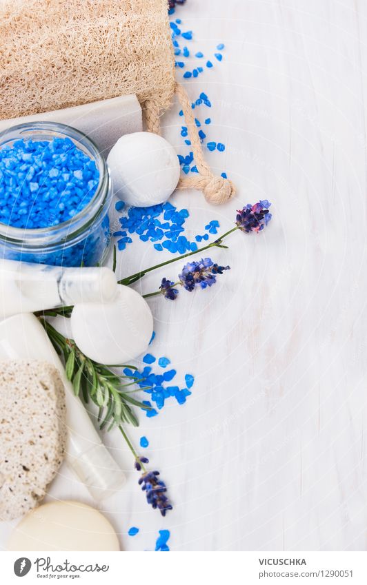 Wellness Set mit Lavendel und blaues Badersalz Stil Design Leben Wohlgefühl Erholung Duft Kur Spa Natur aromatisch Hintergrundbild Text Creme Salz weiß Schwamm