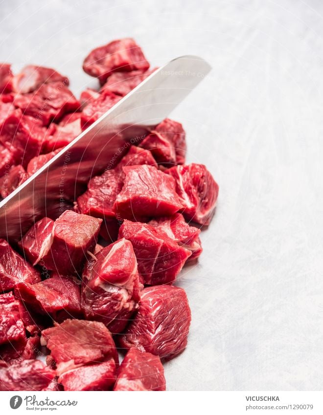 Fleisch in Würfel für Gulasch schneiden Lebensmittel Ernährung Mittagessen Abendessen Bioprodukte Diät Messer Stil Design Gesunde Ernährung Tisch Küche