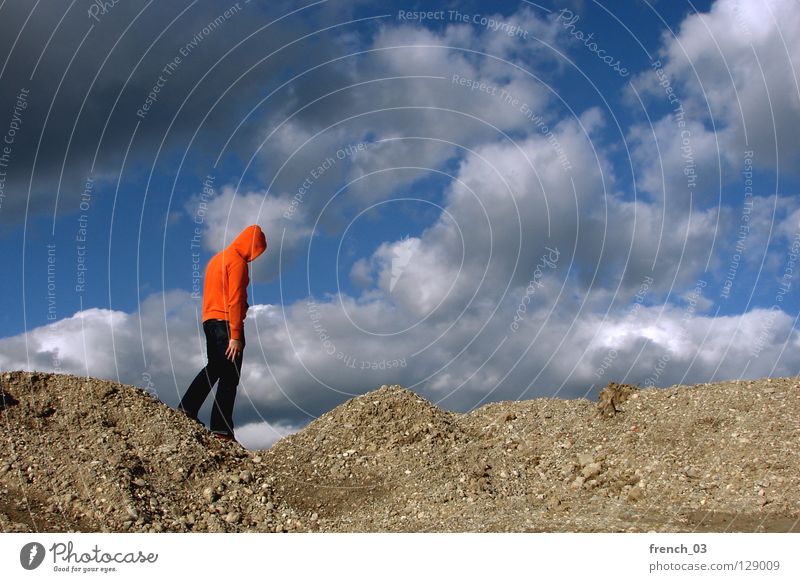 Lass den Kopf nicht hängen Mensch Kapuze Pullover Jacke weiß See Denken Zwerg gesichtslos maskulin unerkannt Kapuzenpullover Hand zyan Wolken schlechtes Wetter